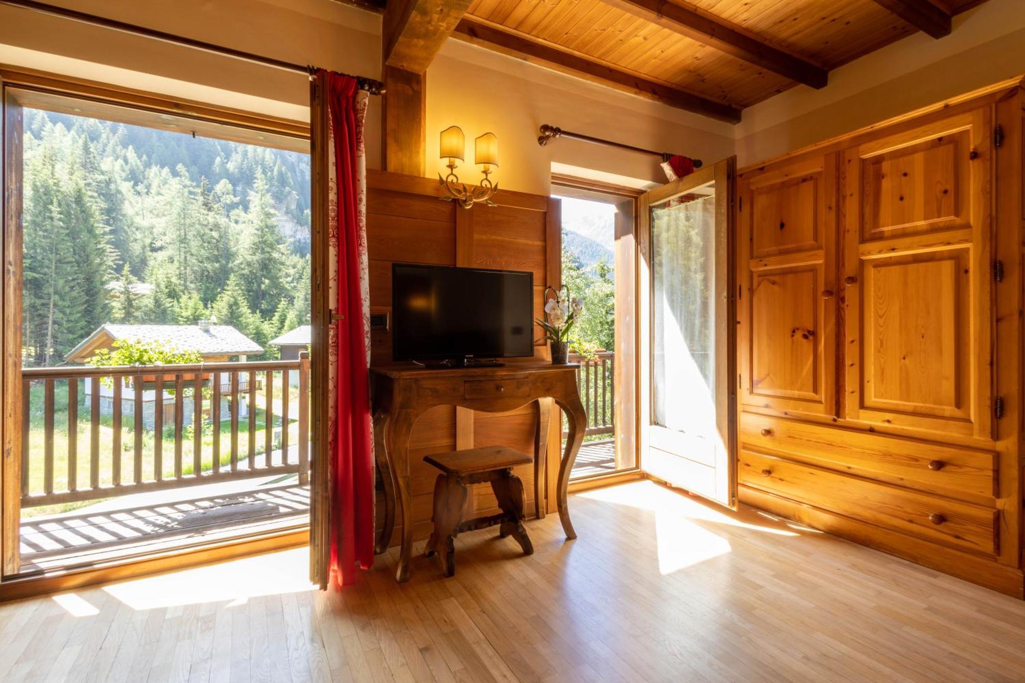 Alpine Forest Hotel Champoluc Exterior photo